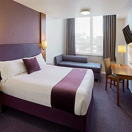 Premier Inn Chippenham Exterior foto