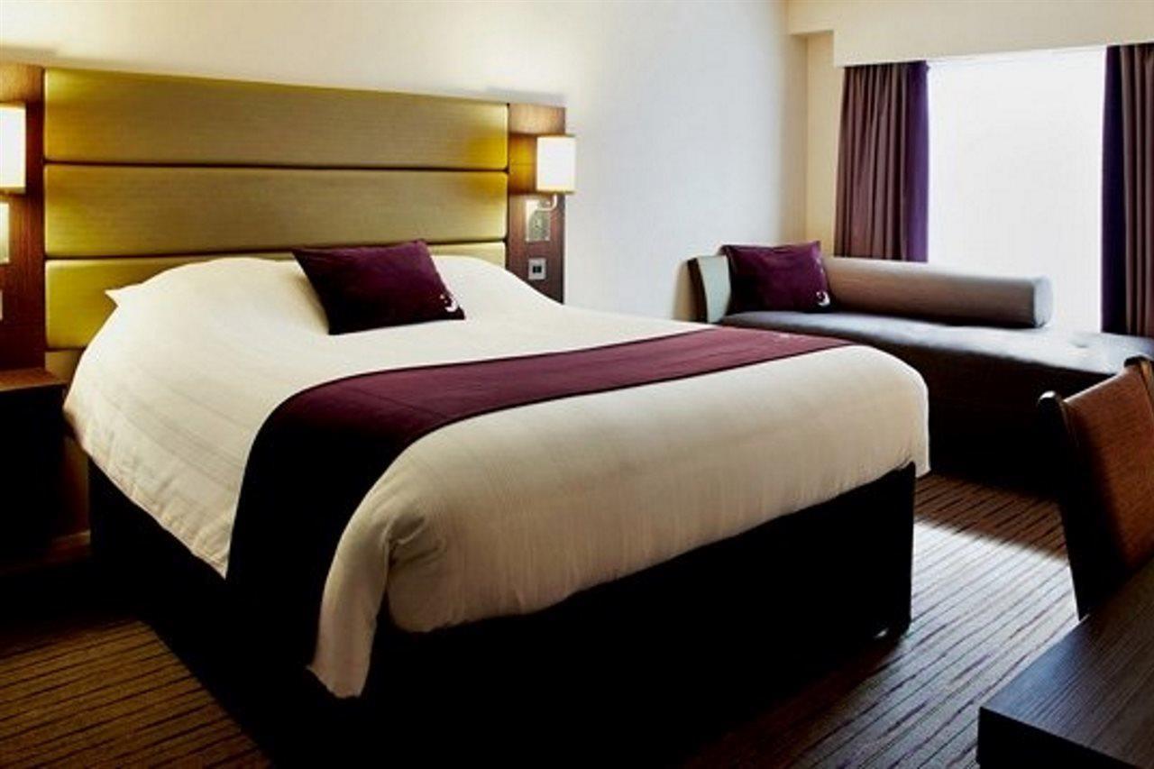 Premier Inn Chippenham Exterior foto