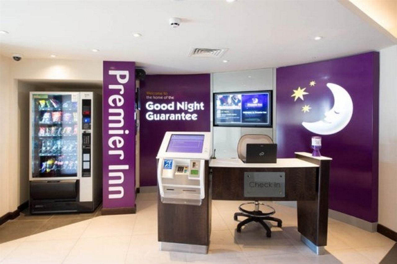 Premier Inn Chippenham Exterior foto