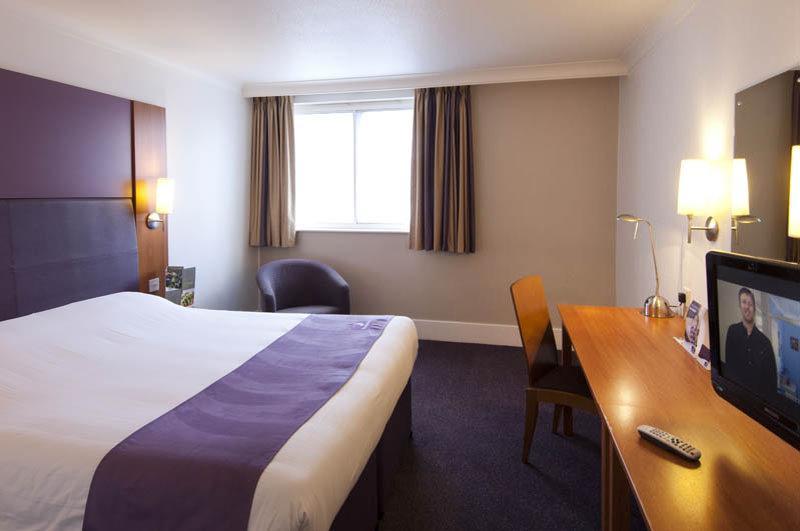 Premier Inn Chippenham Exterior foto